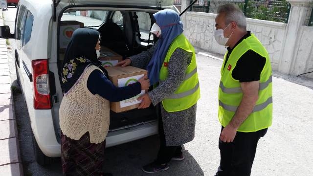 YENİMAHALLEDE İHTİYAÇ SAHİPLERİNE GIDA KOLİSİ DAĞITILDI-9