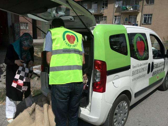 Yardımeli veren el ile alan el arasında hayır köprüsü oluyor...-1