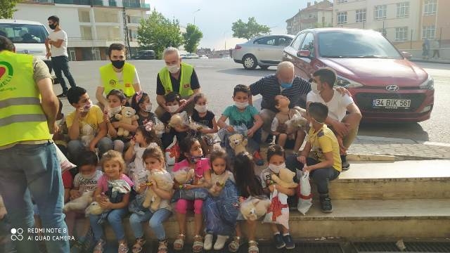 BU SENEDE YETİMLERE BAYRAMLIKLARI ALINDI-12