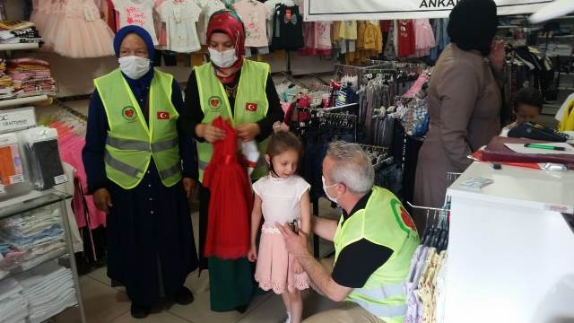 BU SENEDE YETİMLERE BAYRAMLIKLARI ALINDI-3