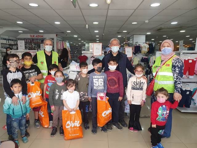 KÜÇÜK KARDEŞLERİMİZİN BAYRAMLIKLARI ALINDI.-4