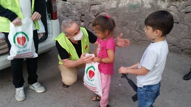 KÜÇÜK KARDEŞLERİMİZE ZEYTİN VE ŞEKERLEME DAĞITILDI.-1