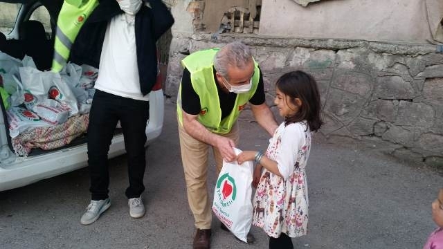 KÜÇÜK KARDEŞLERİMİZE ZEYTİN VE ŞEKERLEME DAĞITILDI.-2