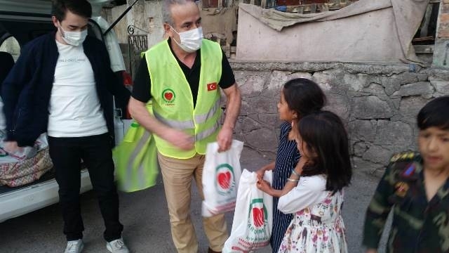 KÜÇÜK KARDEŞLERİMİZE ZEYTİN VE ŞEKERLEME DAĞITILDI.-3