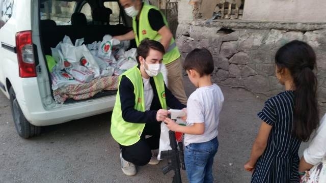 KÜÇÜK KARDEŞLERİMİZE ZEYTİN VE ŞEKERLEME DAĞITILDI.-4