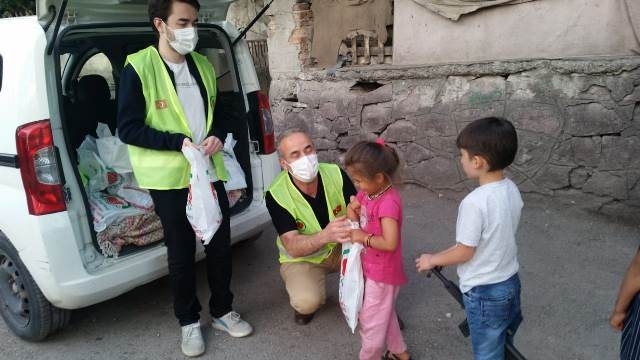 KÜÇÜK KARDEŞLERİMİZE ZEYTİN VE ŞEKERLEME DAĞITILDI.-5