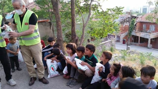 KÜÇÜK KARDEŞLERİMİZE ZEYTİN VE ŞEKERLEME DAĞITILDI.-6