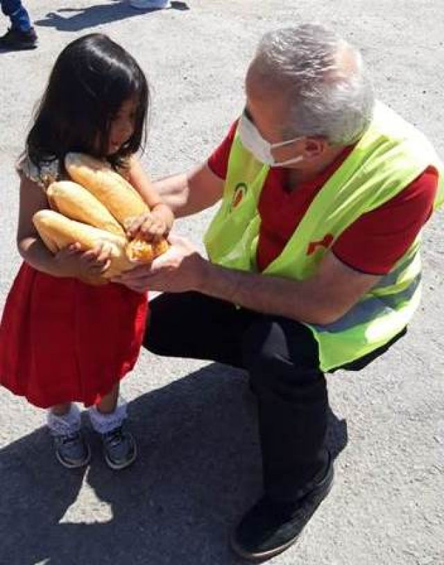 ALTINDAĞDA KÜÇÜK KARDEŞLERİMİZE EKMEK DAĞITILDI-2