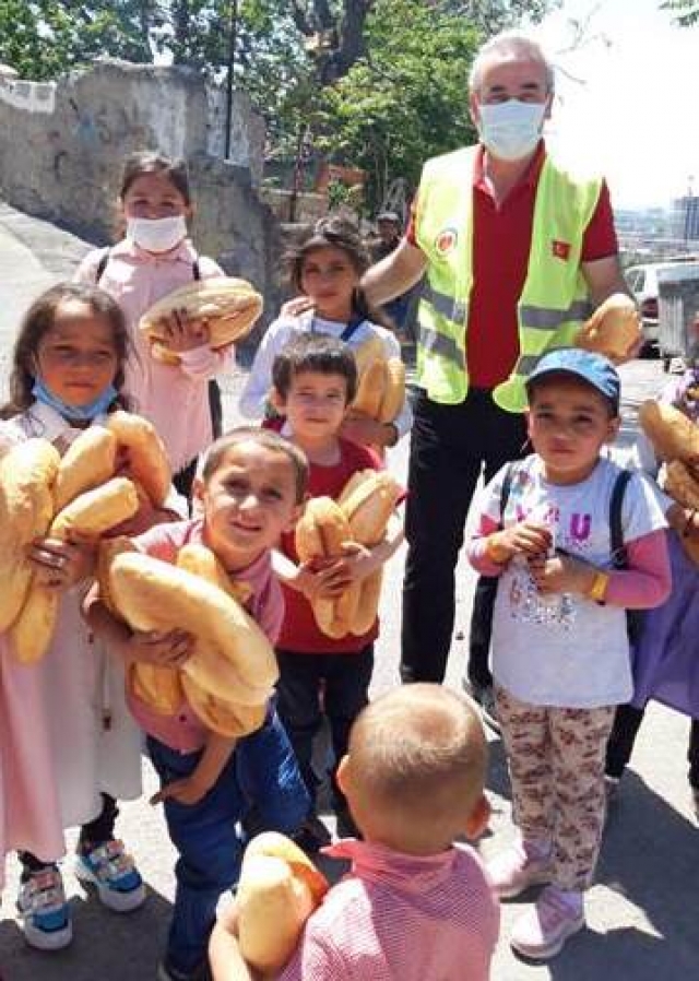 ALTINDAĞDA KÜÇÜK KARDEŞLERİMİZE EKMEK DAĞITILDI-3