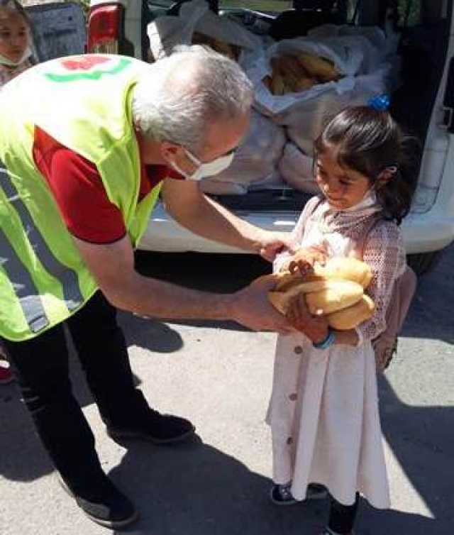 ALTINDAĞDA KÜÇÜK KARDEŞLERİMİZE EKMEK DAĞITILDI-4