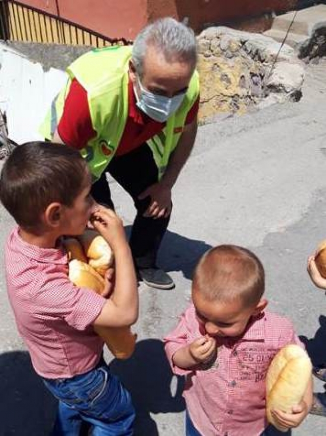ALTINDAĞDA KÜÇÜK KARDEŞLERİMİZE EKMEK DAĞITILDI-5