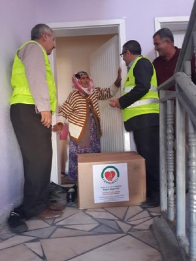 Batman ve İlçellerinde 500 aileye gıda malzemeleri ulaştırıldı.-1