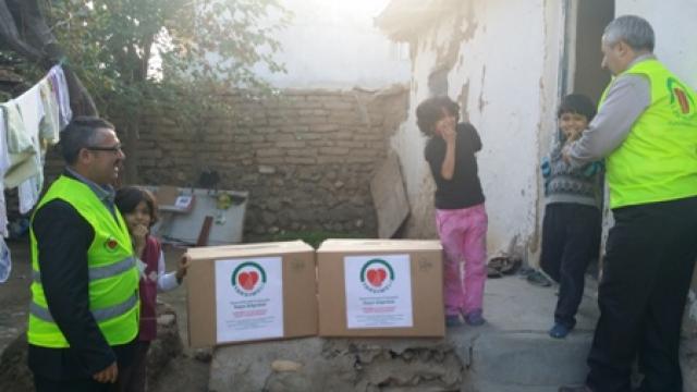Batman ve İlçellerinde 500 aileye gıda malzemeleri ulaştırıldı.-4