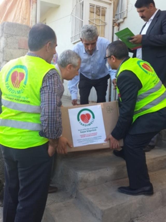 Batman ve İlçellerinde 500 aileye gıda malzemeleri ulaştırıldı.-5