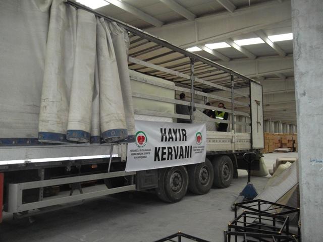 KİLİS’TEKİ SURİYELİ KARDEŞLERİMİZE 200 YATAK GÖNDERDİK.-12