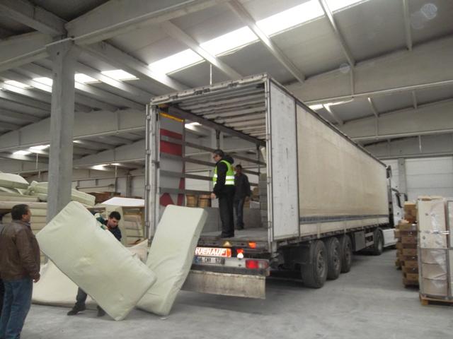 KİLİS’TEKİ SURİYELİ KARDEŞLERİMİZE 200 YATAK GÖNDERDİK.-15