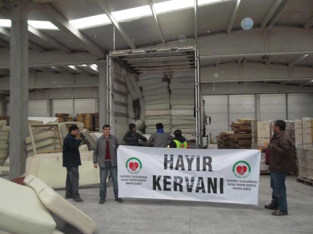 KİLİS’TEKİ SURİYELİ KARDEŞLERİMİZE 200 YATAK GÖNDERDİK.-17