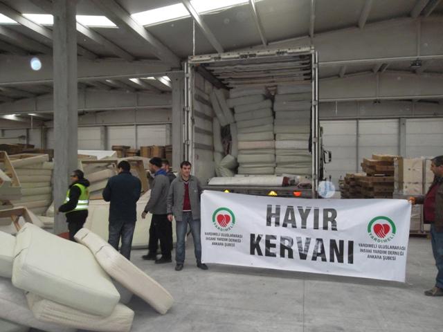 KİLİS’TEKİ SURİYELİ KARDEŞLERİMİZE 200 YATAK GÖNDERDİK.-18