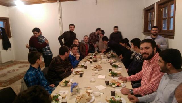 ÜNİVERSİTE GENÇLİĞİ İLE KAHVALTIDA BULUŞTUK.-1