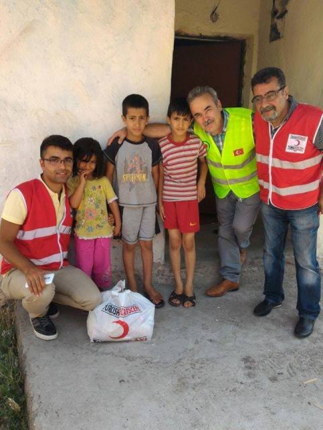 KIZILAY Ankara Şubesi ve YARDIMELİ Derneği Ankara Şubesi işbirliği ile Türk ve Suriyeli kardeşlerimize 100 paket gıda maddesi dağıtıldı.-1