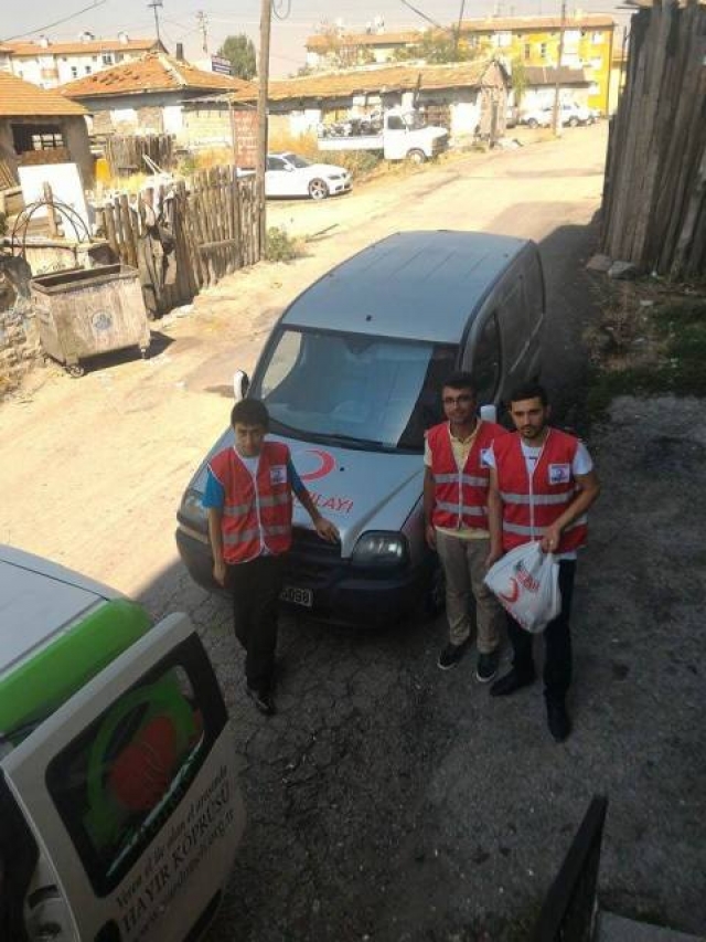 KIZILAY Ankara Şubesi ve YARDIMELİ Derneği Ankara Şubesi işbirliği ile Türk ve Suriyeli kardeşlerimize 100 paket gıda maddesi dağıtıldı.-2