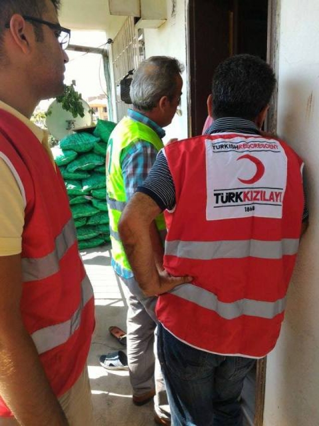 KIZILAY Ankara Şubesi ve YARDIMELİ Derneği Ankara Şubesi işbirliği ile Türk ve Suriyeli kardeşlerimize 100 paket gıda maddesi dağıtıldı.-3