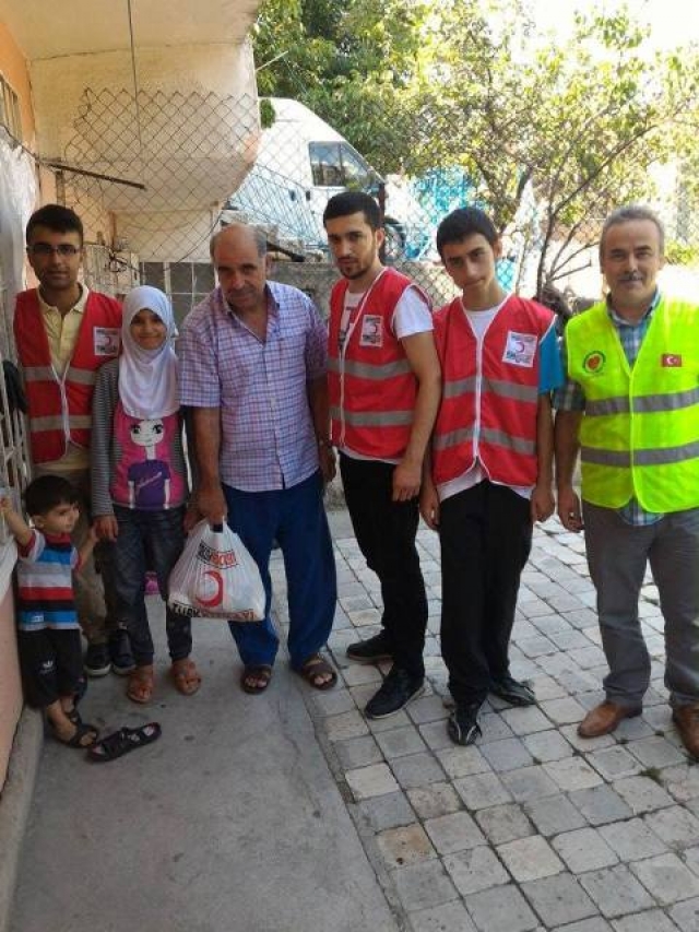 KIZILAY Ankara Şubesi ve YARDIMELİ Derneği Ankara Şubesi işbirliği ile Türk ve Suriyeli kardeşlerimize 100 paket gıda maddesi dağıtıldı.-4
