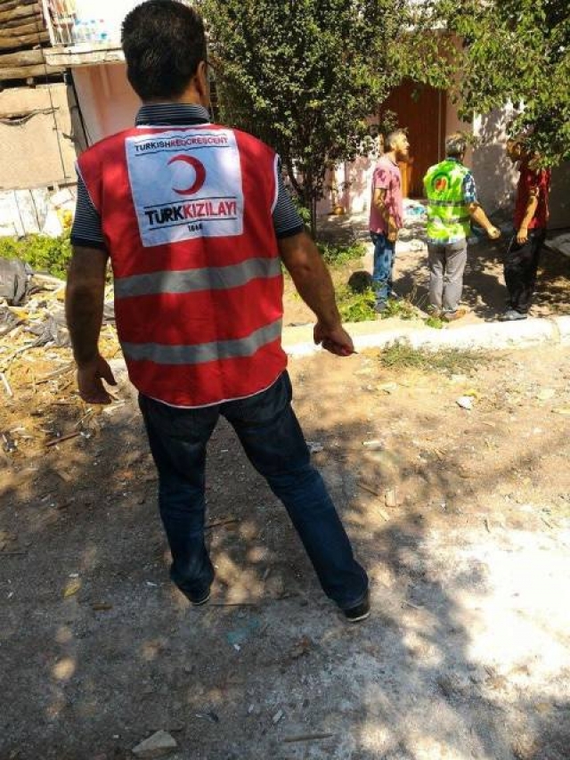 KIZILAY Ankara Şubesi ve YARDIMELİ Derneği Ankara Şubesi işbirliği ile Türk ve Suriyeli kardeşlerimize 100 paket gıda maddesi dağıtıldı.-5