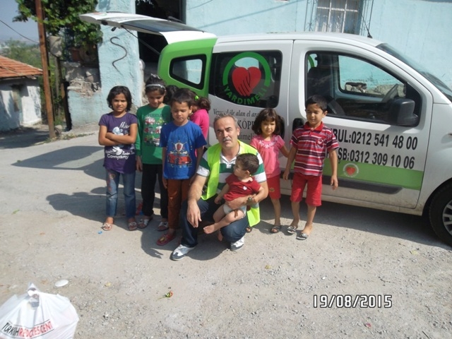 KIZILAY Ankara Şubesi ve YARDIMELİ Derneği Ankara Şubesi işbirliği ile Türk ve Suriyeli kardeşlerimize 100 paket gıda maddesi dağıtıldı.-7