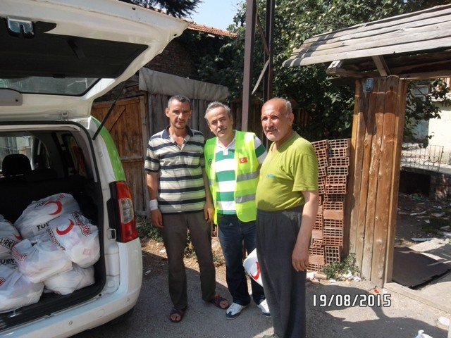 KIZILAY Ankara Şubesi ve YARDIMELİ Derneği Ankara Şubesi işbirliği ile Türk ve Suriyeli kardeşlerimize 100 paket gıda maddesi dağıtıldı.-8