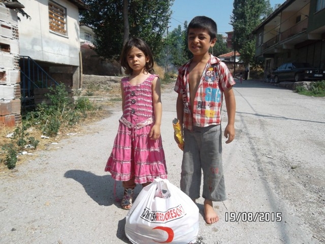 KIZILAY Ankara Şubesi ve YARDIMELİ Derneği Ankara Şubesi işbirliği ile Türk ve Suriyeli kardeşlerimize 100 paket gıda maddesi dağıtıldı.-9
