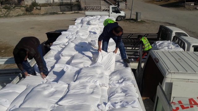 YARDIMELİ DERNEĞİNDEN BAYIRBUCAK TÜRKMENLERE 10 TIR UN-3