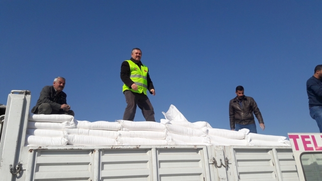 YARDIMELİ DERNEĞİNDEN BAYIRBUCAK TÜRKMENLERE 10 TIR UN-8