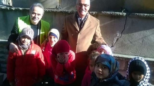 SURİYELİ ÇOCUKLARA BOT VE KABAN DAĞITILDI.-1