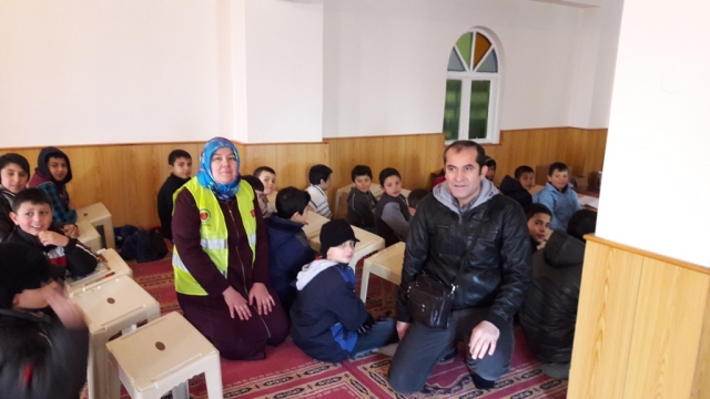 SURİYELİ ÇOCUKLARA BOT VE KABAN DAĞITILDI.-10