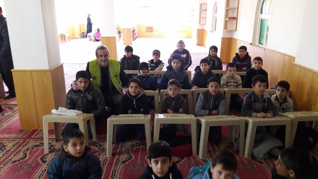 SURİYELİ ÇOCUKLARA BOT VE KABAN DAĞITILDI.-11