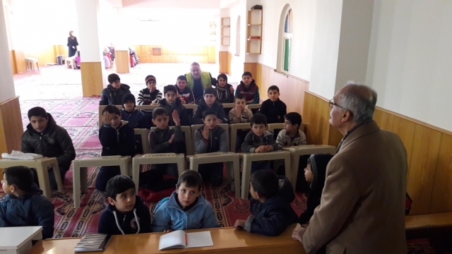 SURİYELİ ÇOCUKLARA BOT VE KABAN DAĞITILDI.-12