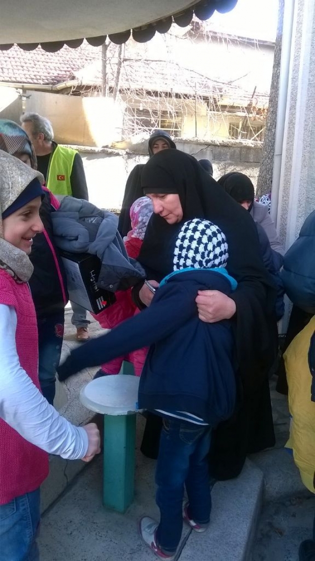 SURİYELİ ÇOCUKLARA BOT VE KABAN DAĞITILDI.-2