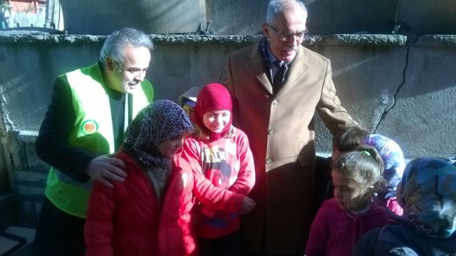 SURİYELİ ÇOCUKLARA BOT VE KABAN DAĞITILDI.-4