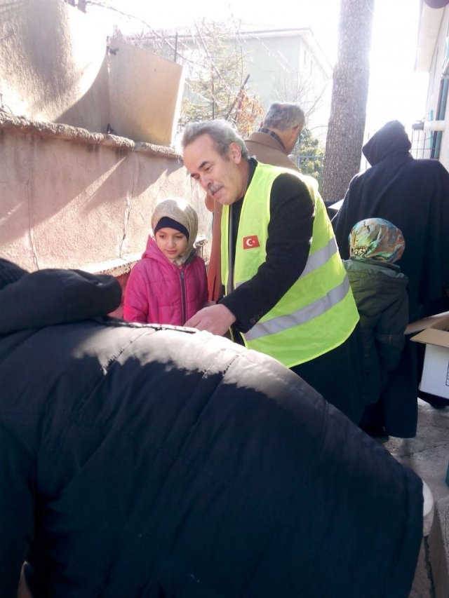 SURİYELİ ÇOCUKLARA BOT VE KABAN DAĞITILDI.-5