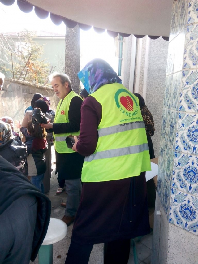 SURİYELİ ÇOCUKLARA BOT VE KABAN DAĞITILDI.-7