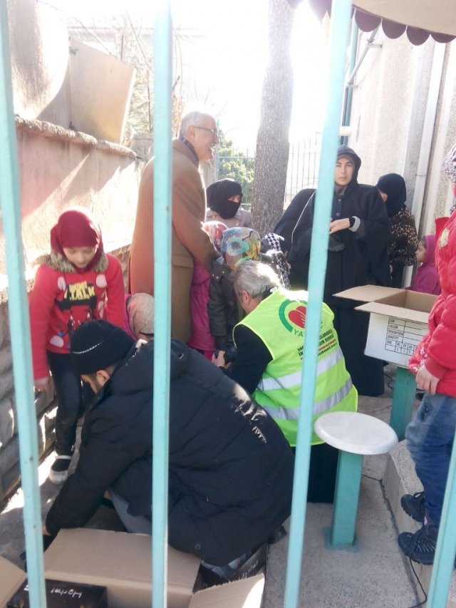 SURİYELİ ÇOCUKLARA BOT VE KABAN DAĞITILDI.-8