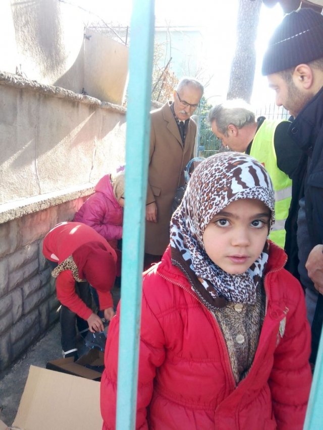 SURİYELİ ÇOCUKLARA BOT VE KABAN DAĞITILDI.-9