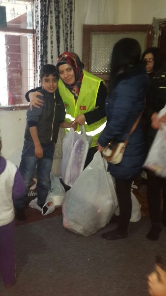 GÖNÜLLÜLERİMİZLE ÇOCUKLARI SEVİNDİRDİK.-16