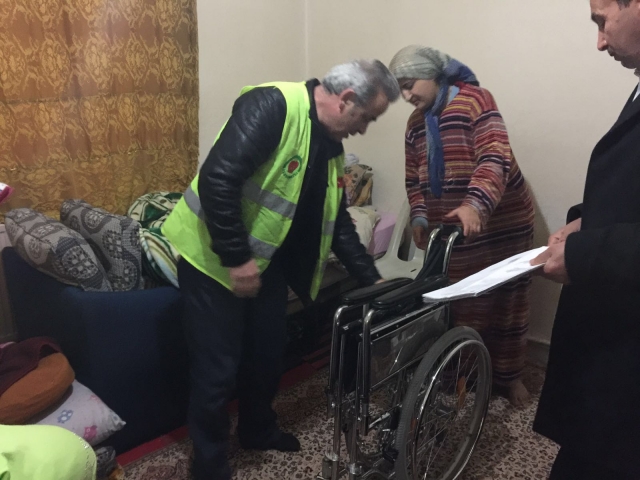 TÜRKMEN KARDEŞİMİZE TEKERLEKLİ SANDALYE HEDİYE ETTİK-4