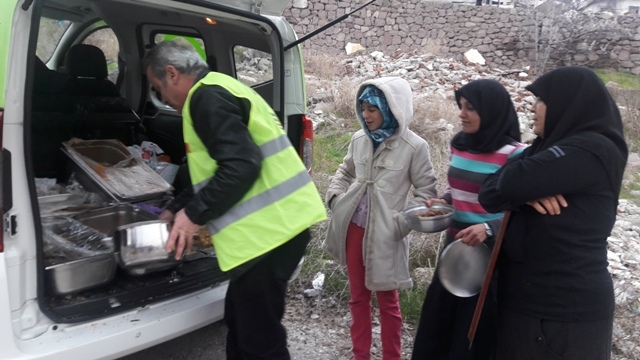 150 KİŞİYE SICAK YEMEK DAĞITILDI-11