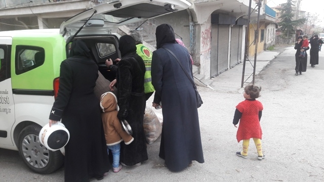 150 KİŞİYE SICAK YEMEK DAĞITILDI-3