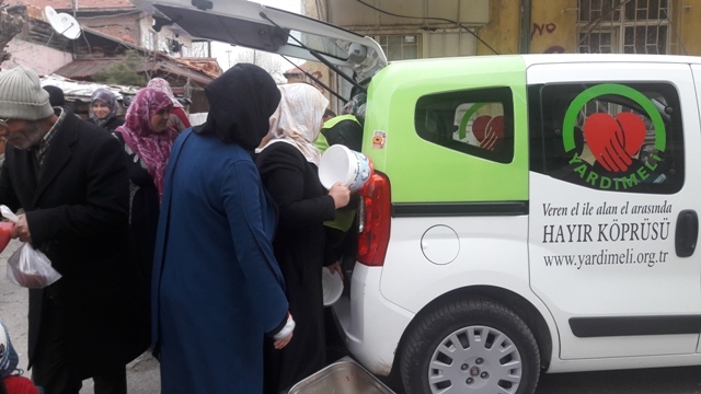 150 KİŞİYE SICAK YEMEK DAĞITILDI-5