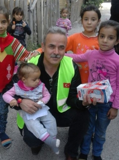 SURİYELİ KARDEŞLERİMİZE SÜT VE  YUMURTA DAĞITILDI