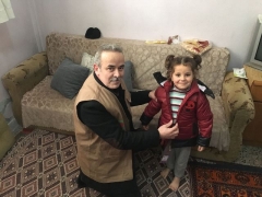 SURİYELİ  KARDEŞLERİMİZE MONT VE KABAN DAĞITIMI YAPILDI.